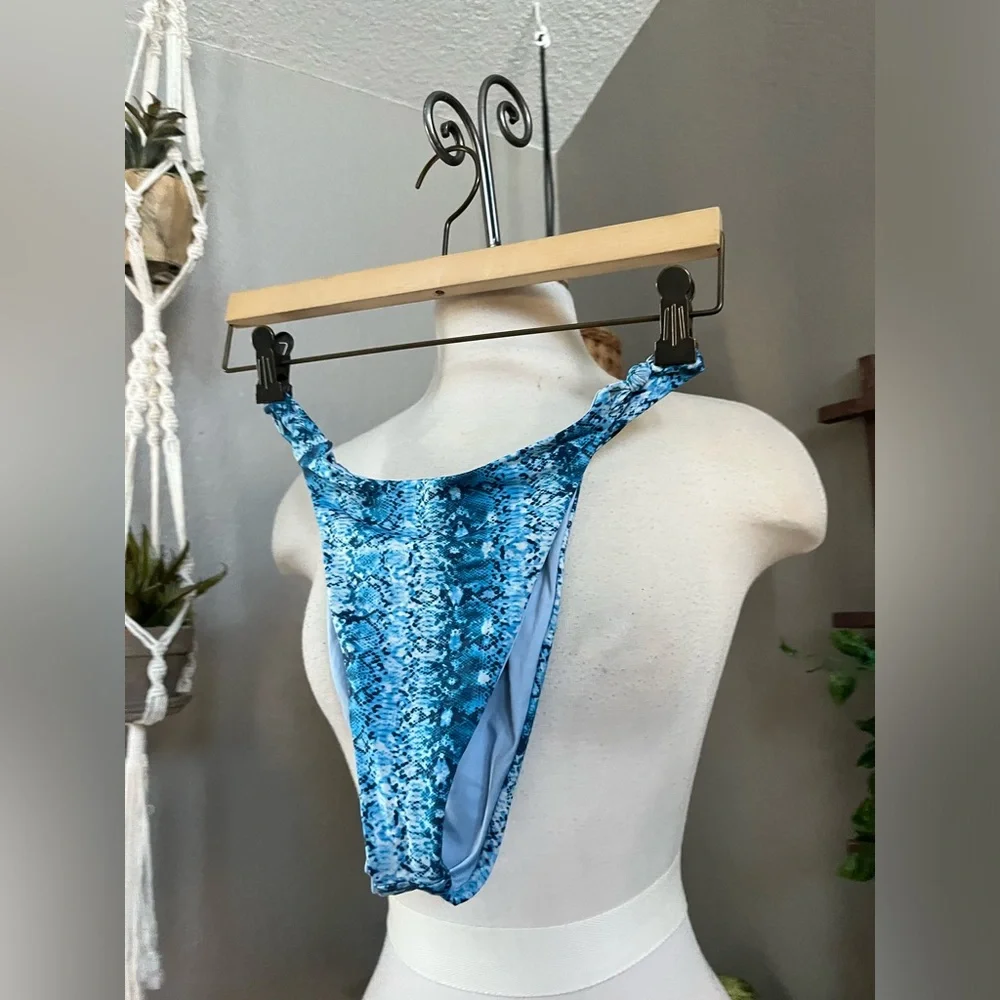 Frankies Bikinis 2 Pc Set Lulu Top and Kenz Bottom